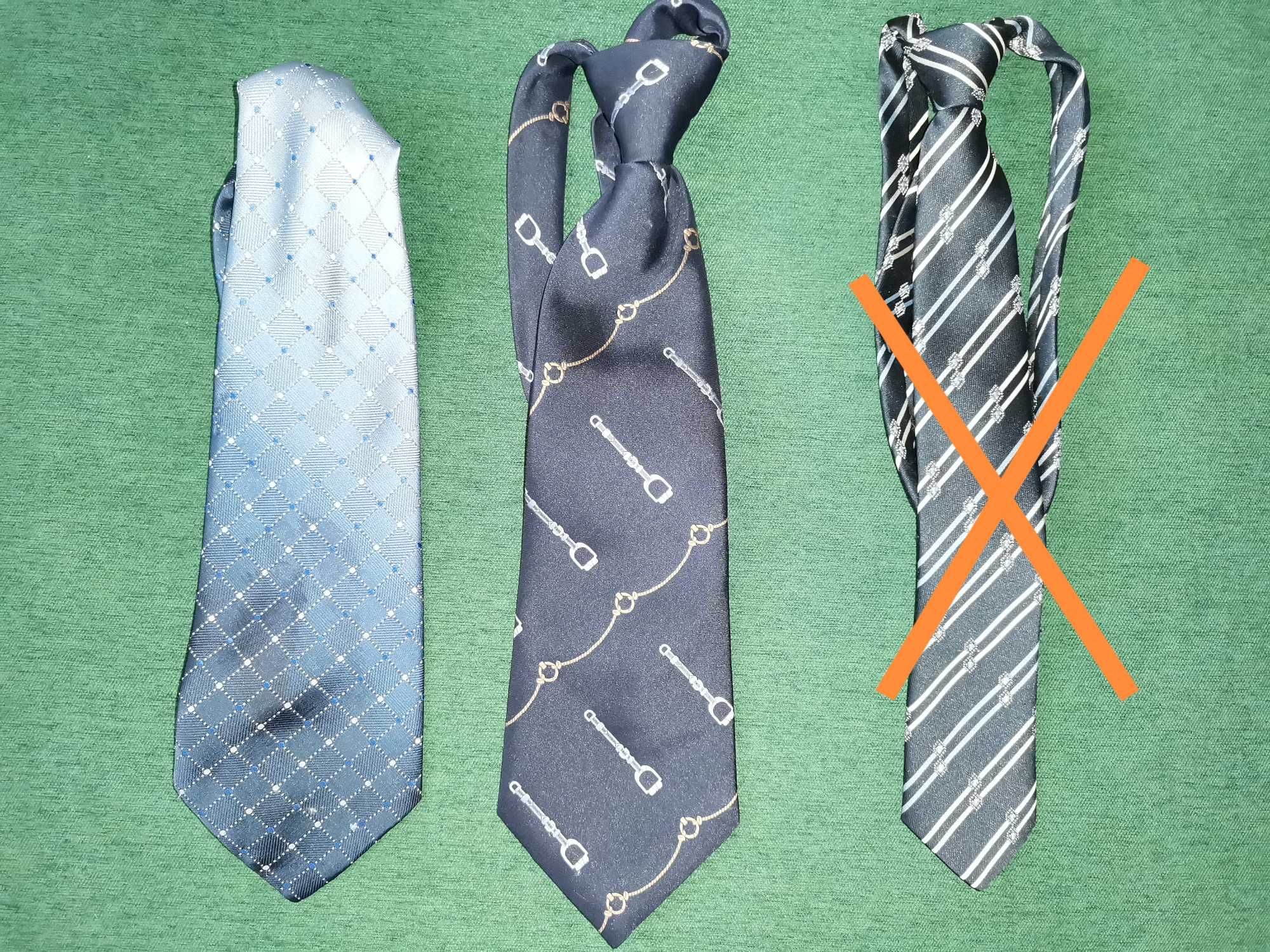 Cravate diferite culori