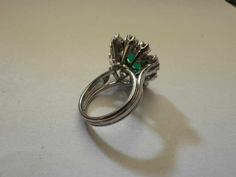 Inel din platină, decorat cu smarald și diamante