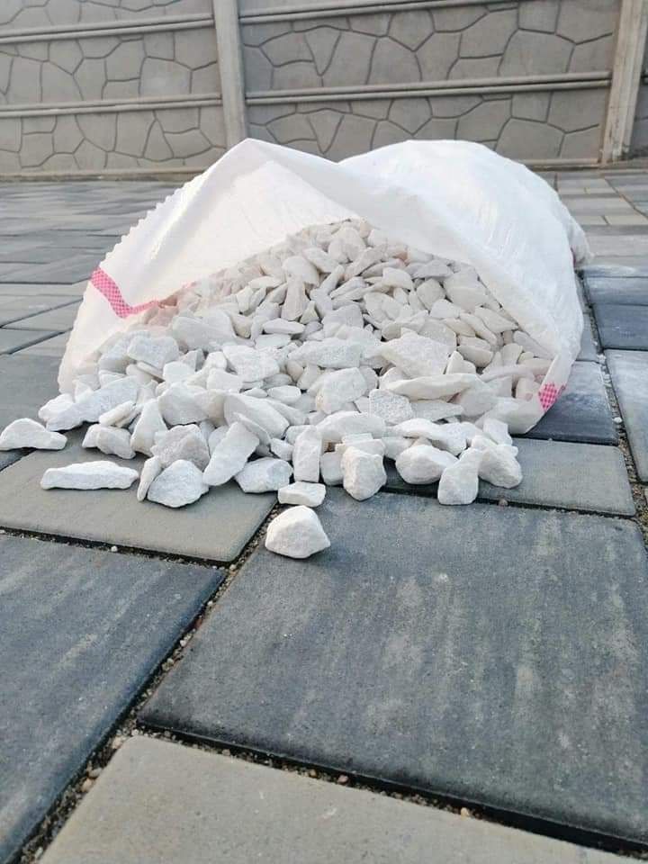 Piatra decorativa marmură albă la sac de 50 kg sau la tonă