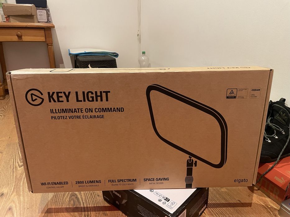 Vând lampă birou cu wifi