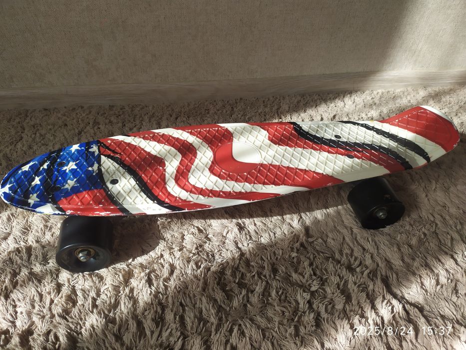 Скейт практически новый. На улице не использовался.