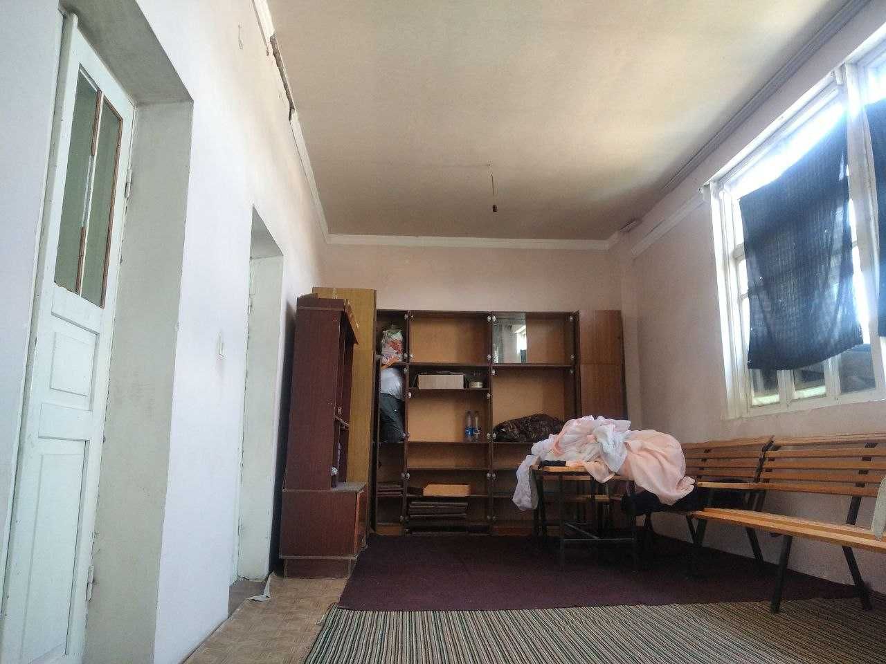 8 сотих 3 хона таёр 4 хона томи ёпилган ховли сотилади