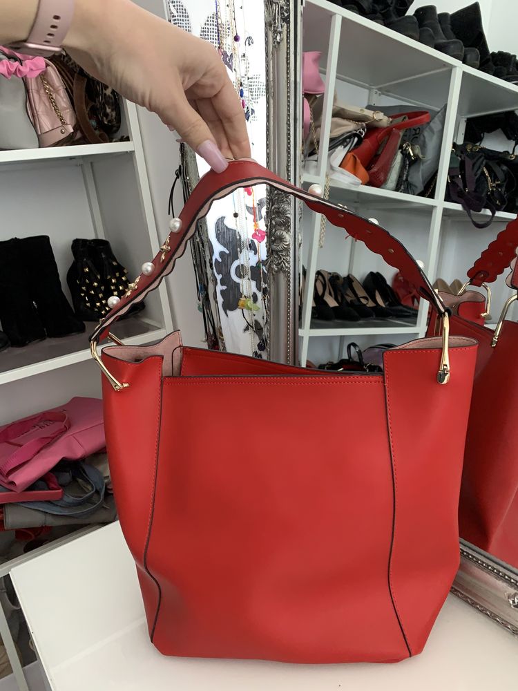 Чисто нова голяма червена чанта с красиви елементи по дръжката