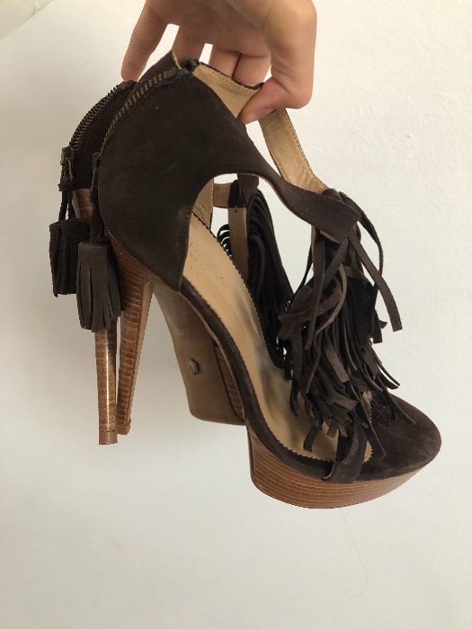 Pantofi superbi cu toc si franjuri maro
