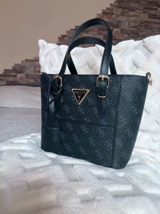 Guess чанта нова