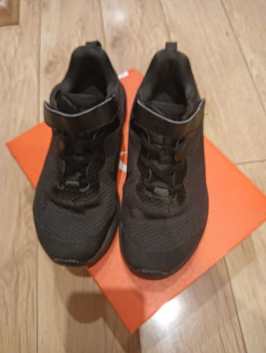 Adidasi Nike de alergare