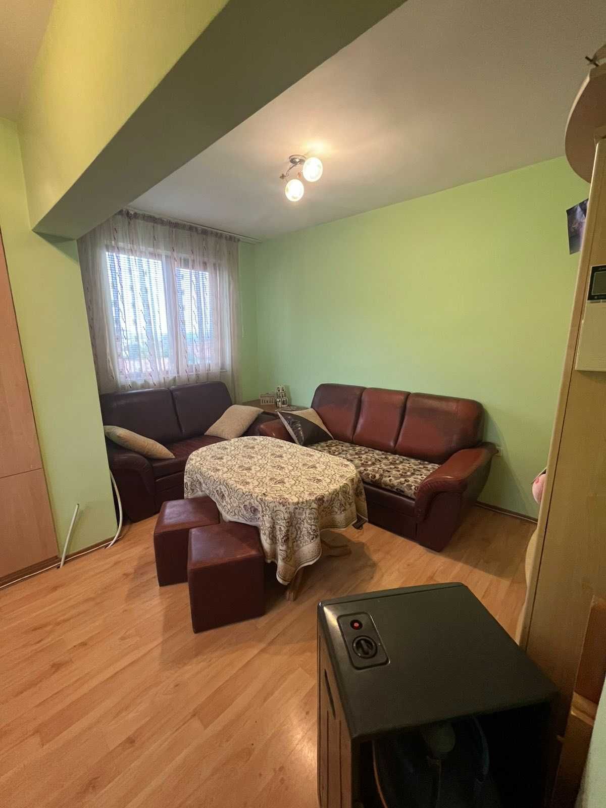 Тристаен Обзаведен Апартамент в кв. Вароша