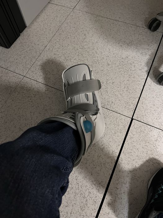 Ортопедична надуваема обувка за глезен