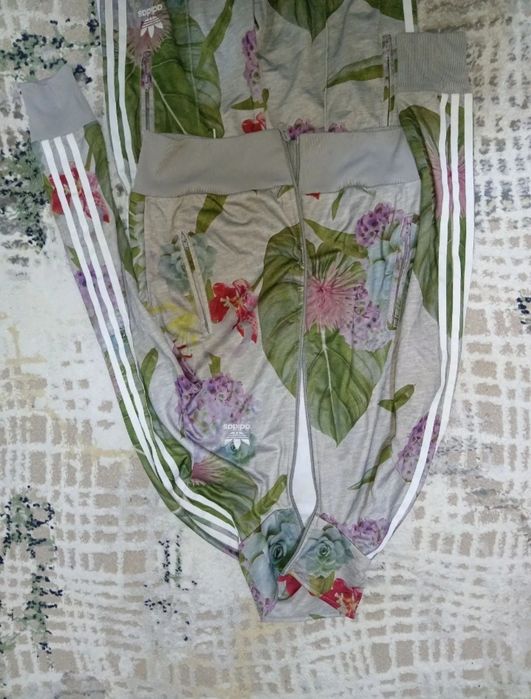 Adidas kechestvosi zor, Xitoydan kelgan sovg'aga