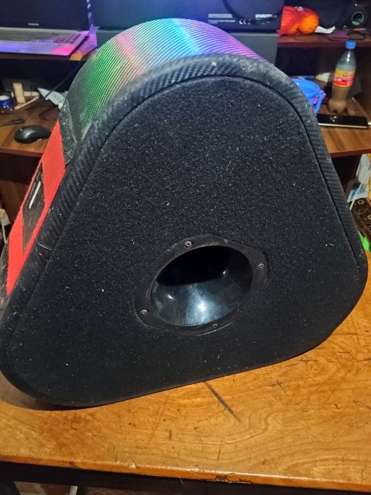 Vând un bas auto de putere mare dif cu 2 bobine 1200 de wați la 2 omy