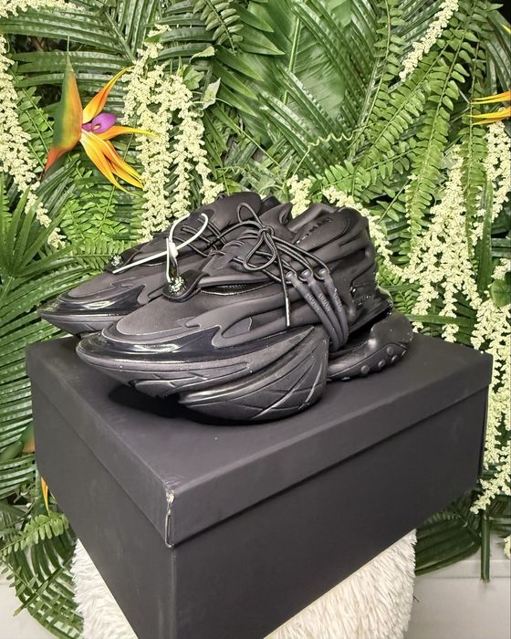 Balmain Unicorn Triple Black