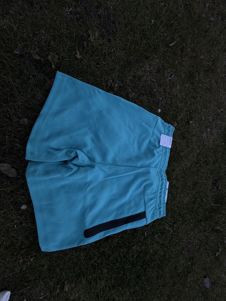 Pantaloni Scurti Nike Tech / 2025
