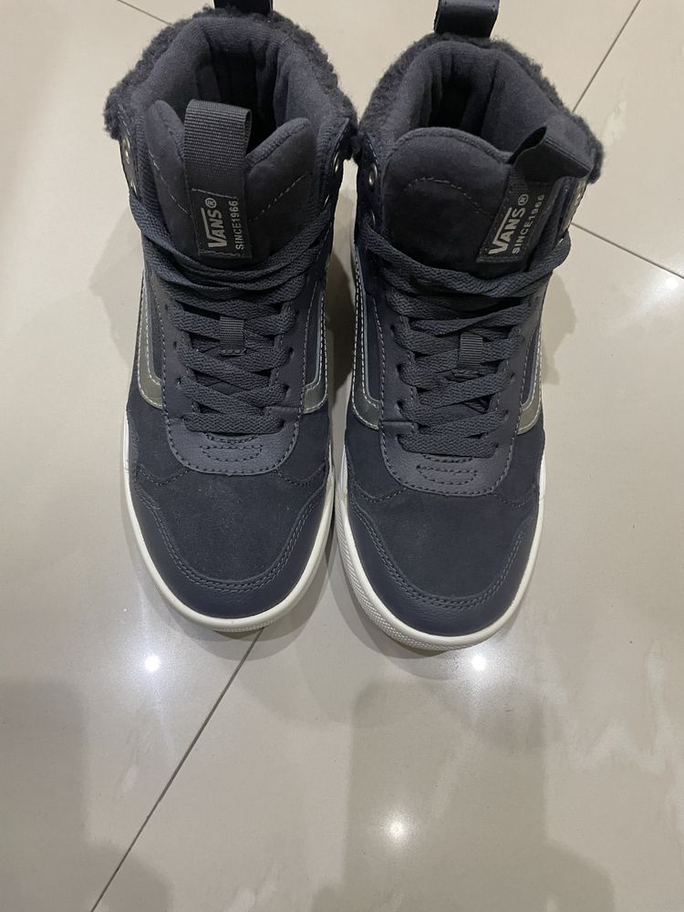 Зимни кецове Vans