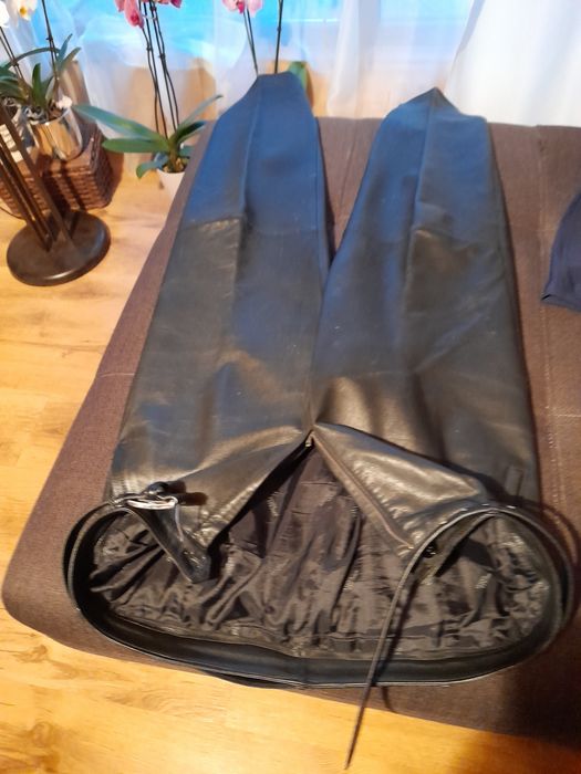 Vând pantaloni de piele