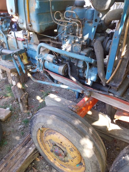 Vând tractoraș hinomoto e18 pentru dezmembrat