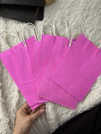 Маленькие розовые бумажные пакеты