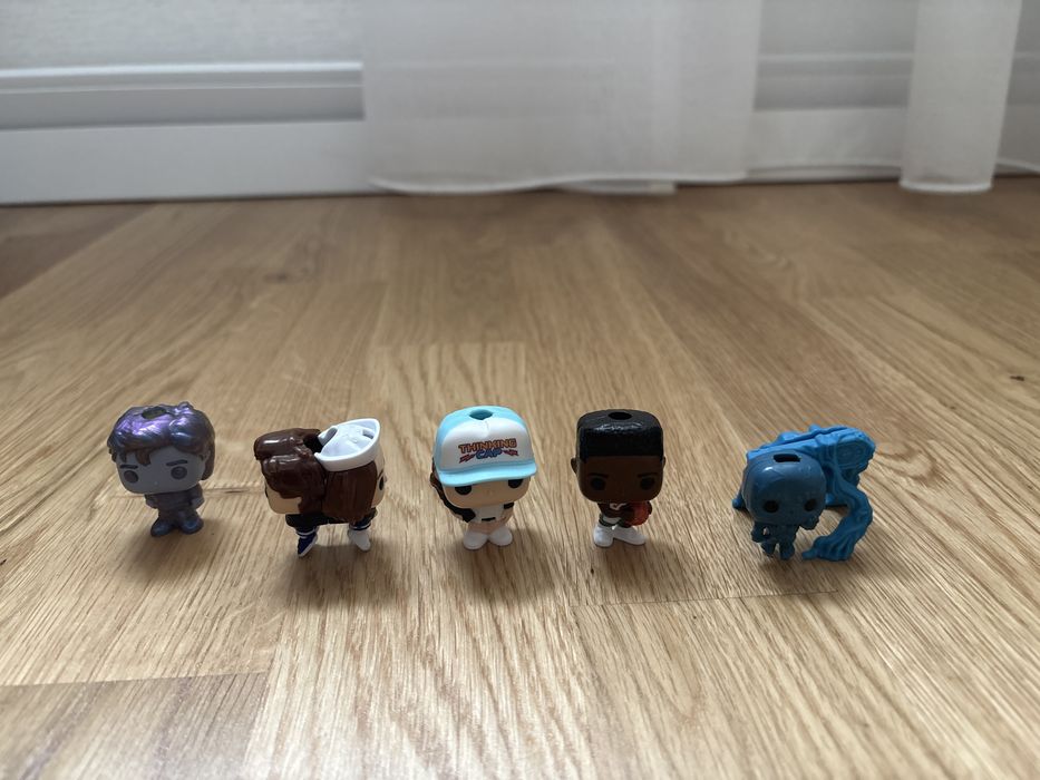 Продавам Stranger Things Kinder Joy играчки