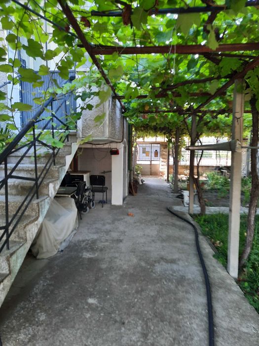 Продавам къща на 2 етажа с 2 гаража и доп. постройки