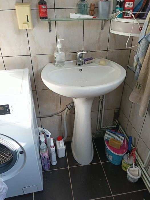 Vând chiuveta cu picior și baterie