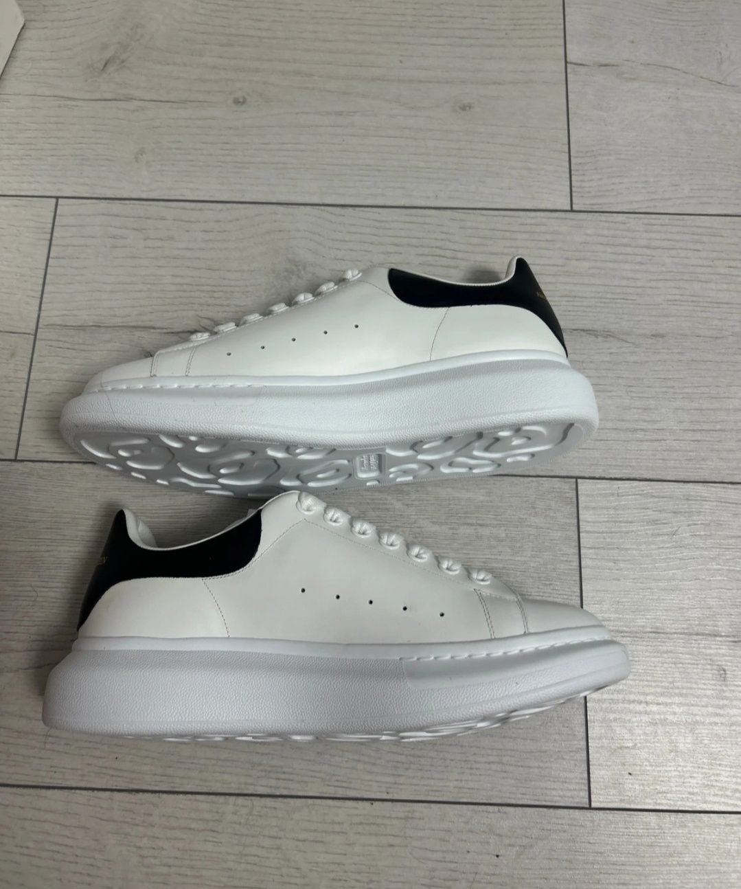 Alexander McQueen la DOAR 239 LEI