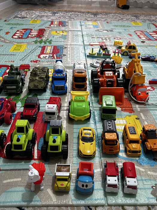 Детские машинки и развивающий коврик мобиль