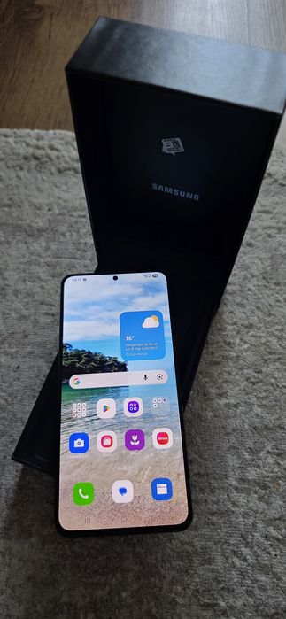 Samsung Galaxy S21 plus.