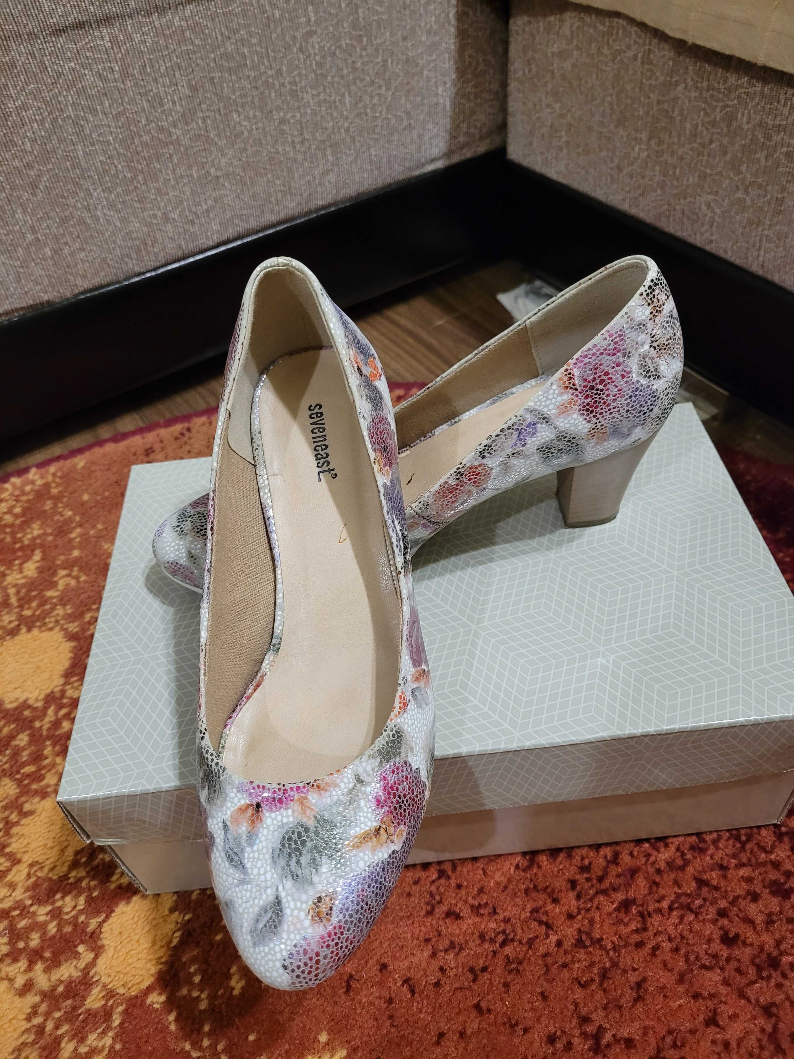 Pantofi model floral