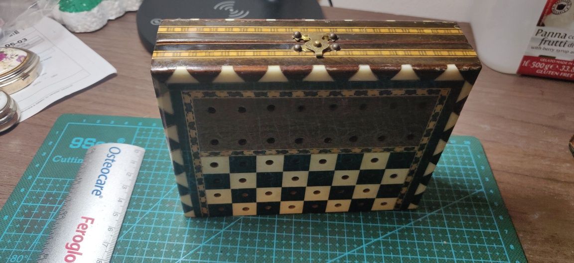 Cutie / casetă veche din lemn lăcuit
