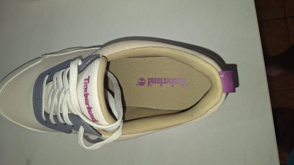 Vând adidasi femei Timberland