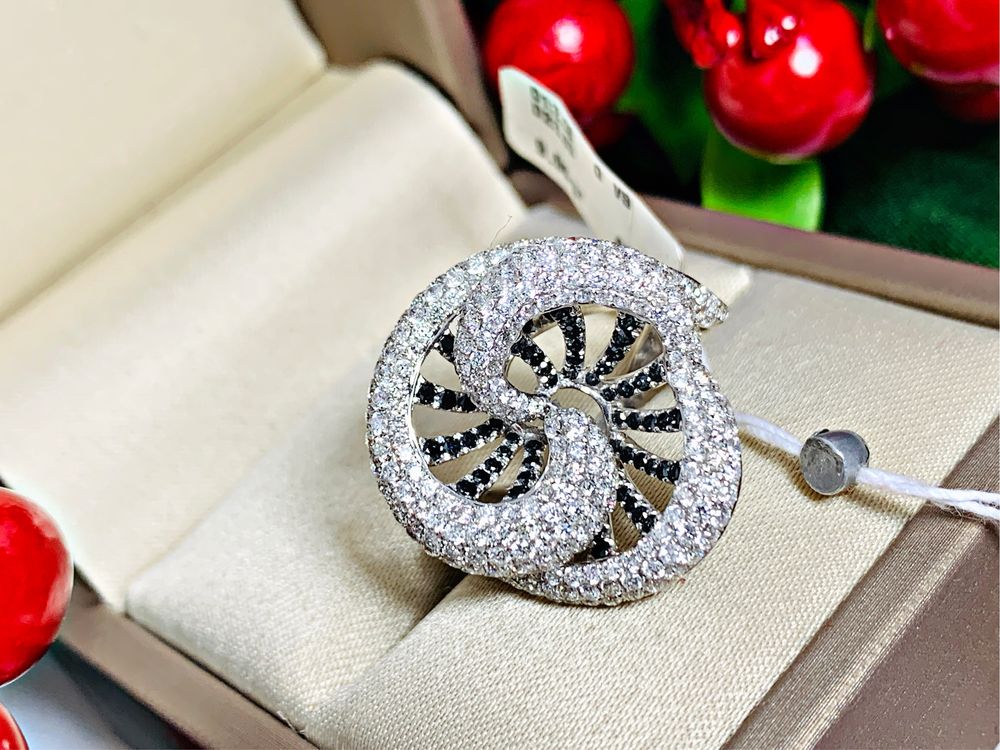 Итальянское кольцо с двумя оттенками бриллиантов – белые и черные