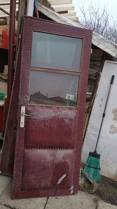 Vând 5 uși tapițate căptușite 50 lei toate !!!fără toc