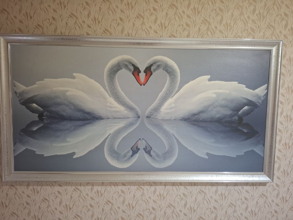 Продаётся картина пара лебедей