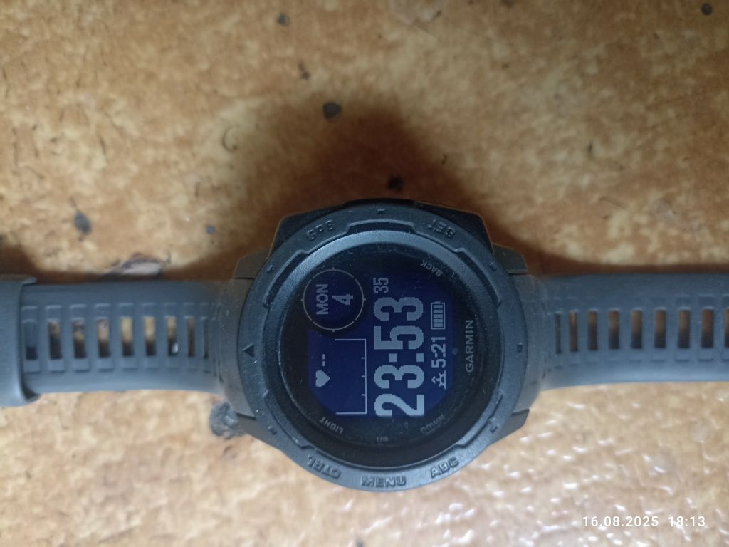 Продам умные смарт-часы garmin instinct