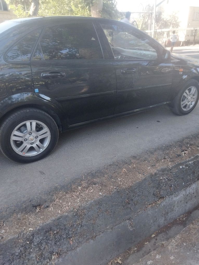Продаю автомобиль шевроле лассети