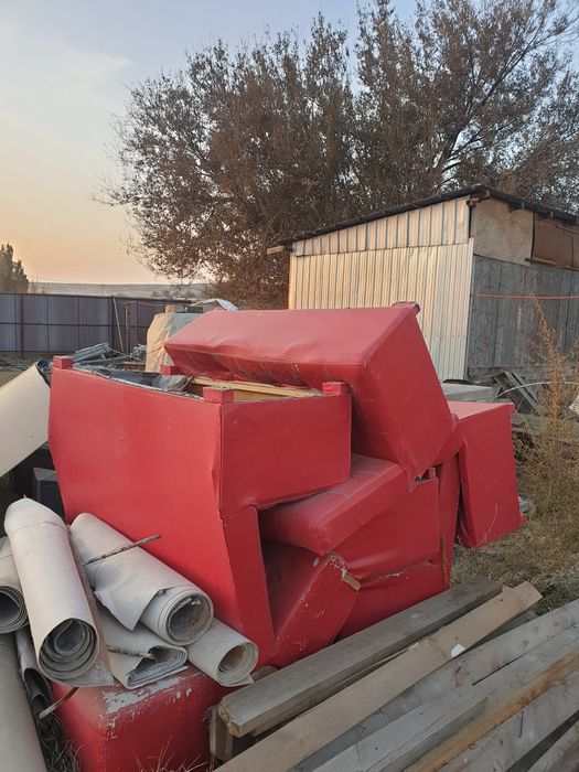 Отдам диваны, двери,телевизор б.у