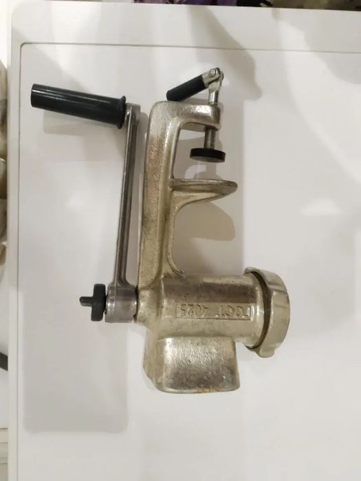 Мясорубка чугунная