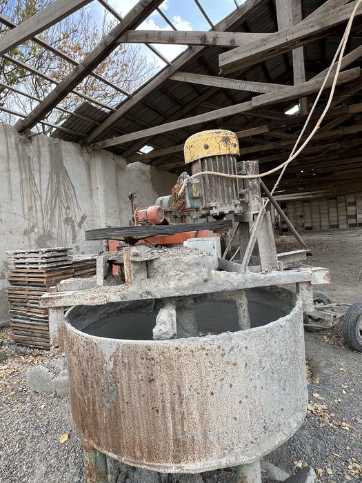 Shlakablok aparadlari sotiladi