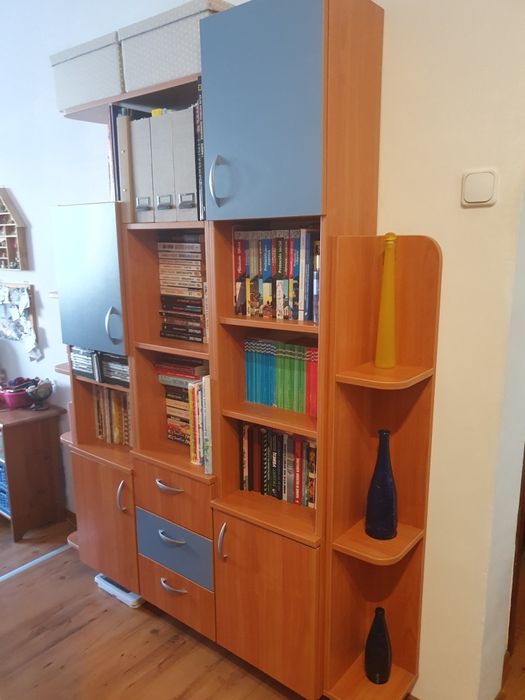 Продавам  Секция етажерка