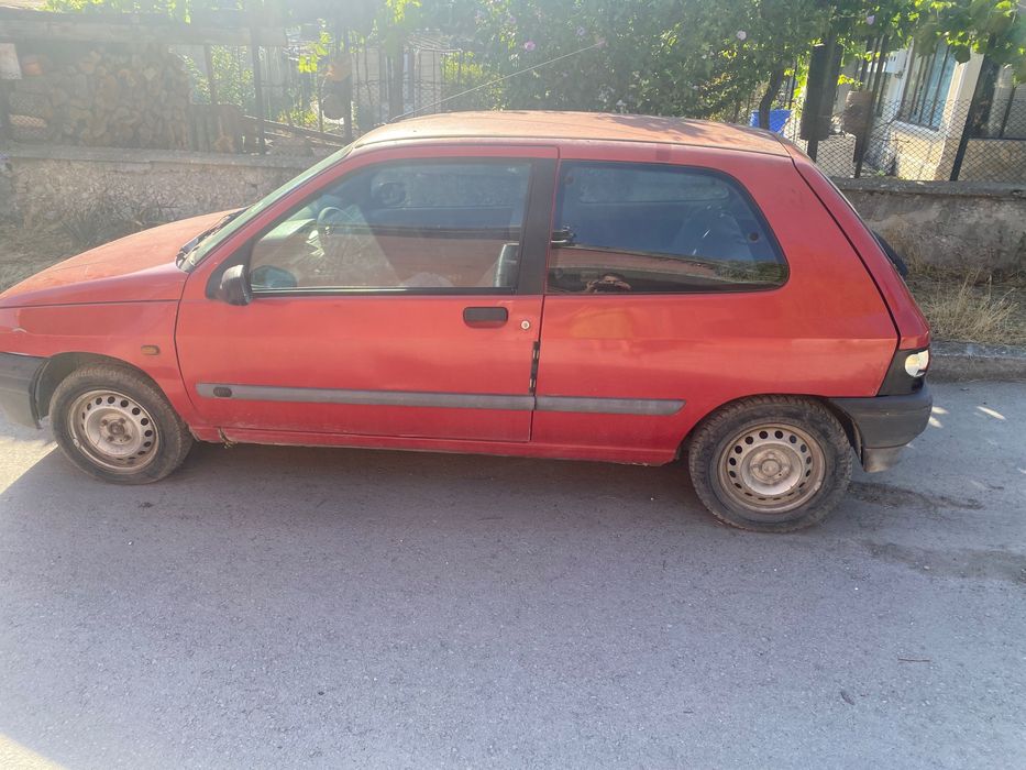 Продавам Рено Клио за части
