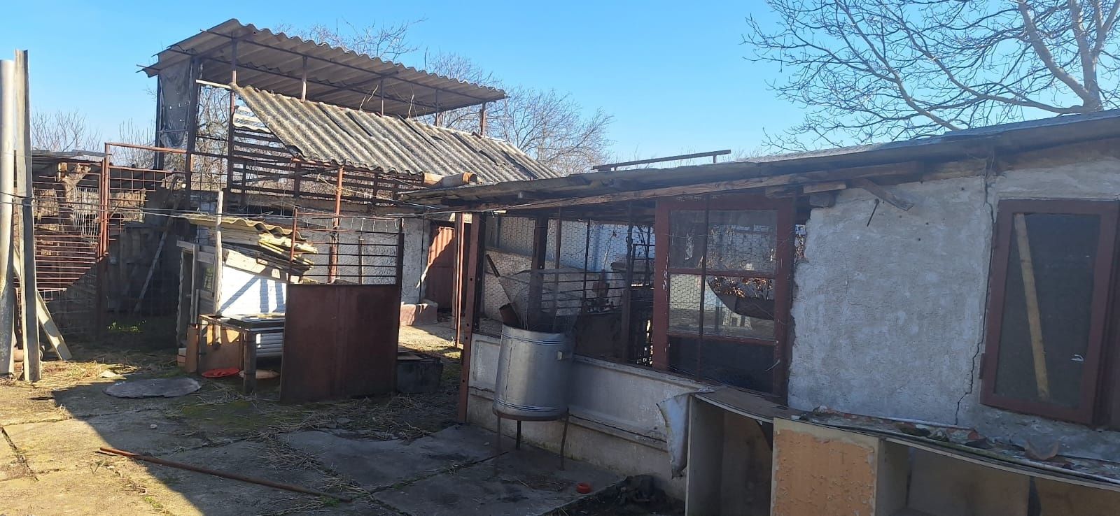 Vând casă bătrânescă în Ineu