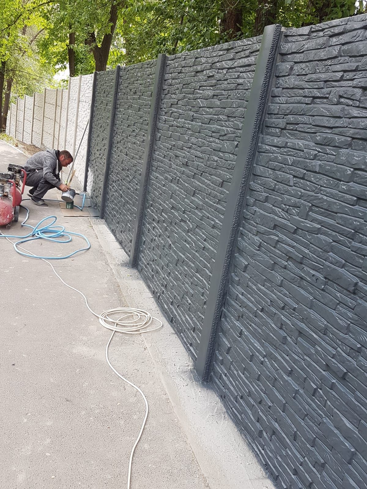 Placi de gard și stalpi de la gardultau.com garduri din beton comprima