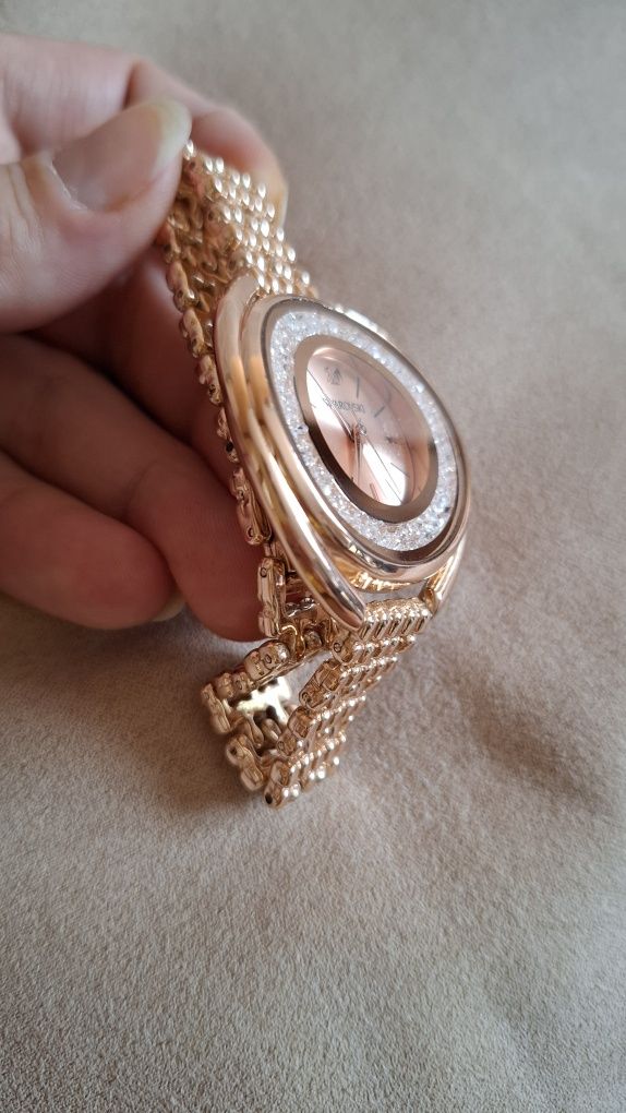 Дамски часовник - гривна Swarovski