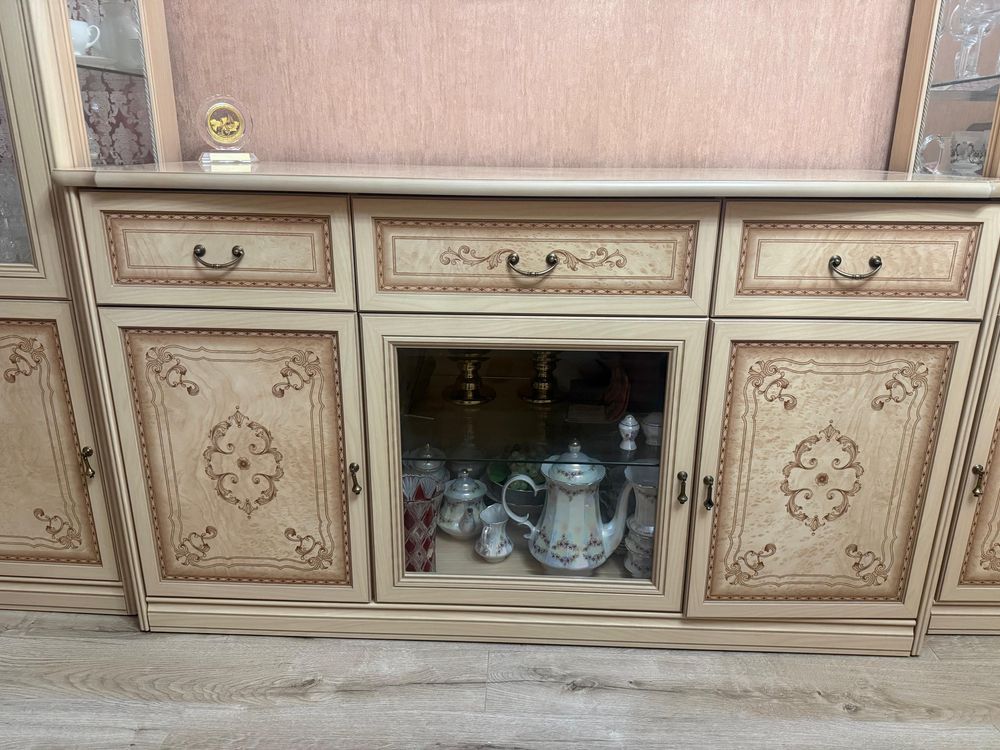 Сервант ддя гостинной из трех предметов