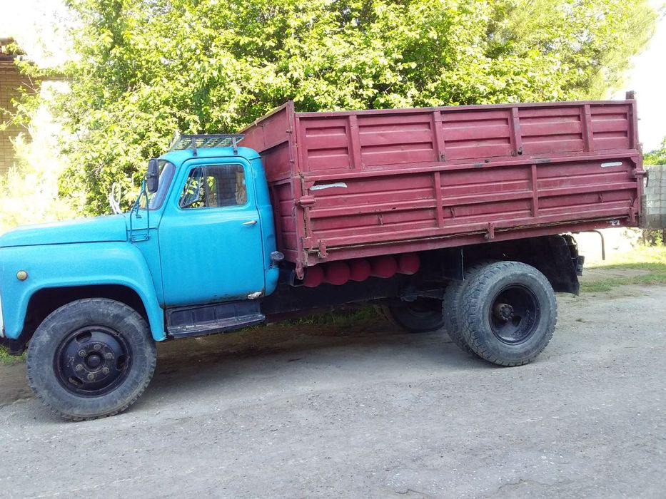 Gaz 53 avtomobil 3 tomonga o'zi to'kadi gruzni