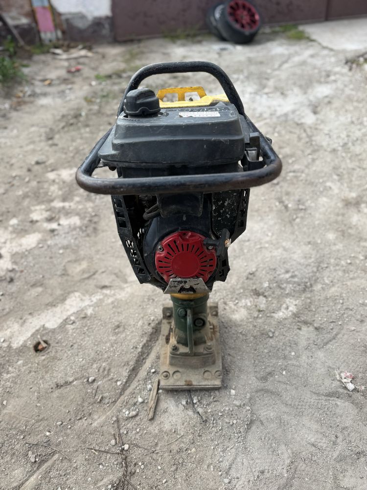 Inchiriez mai compactor Bomag