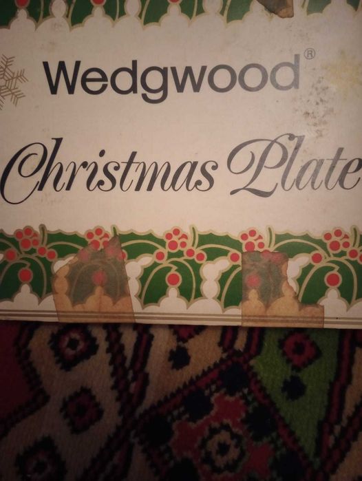 Vand farfurie decorata manual pt Craciun made in England by Wedgwood