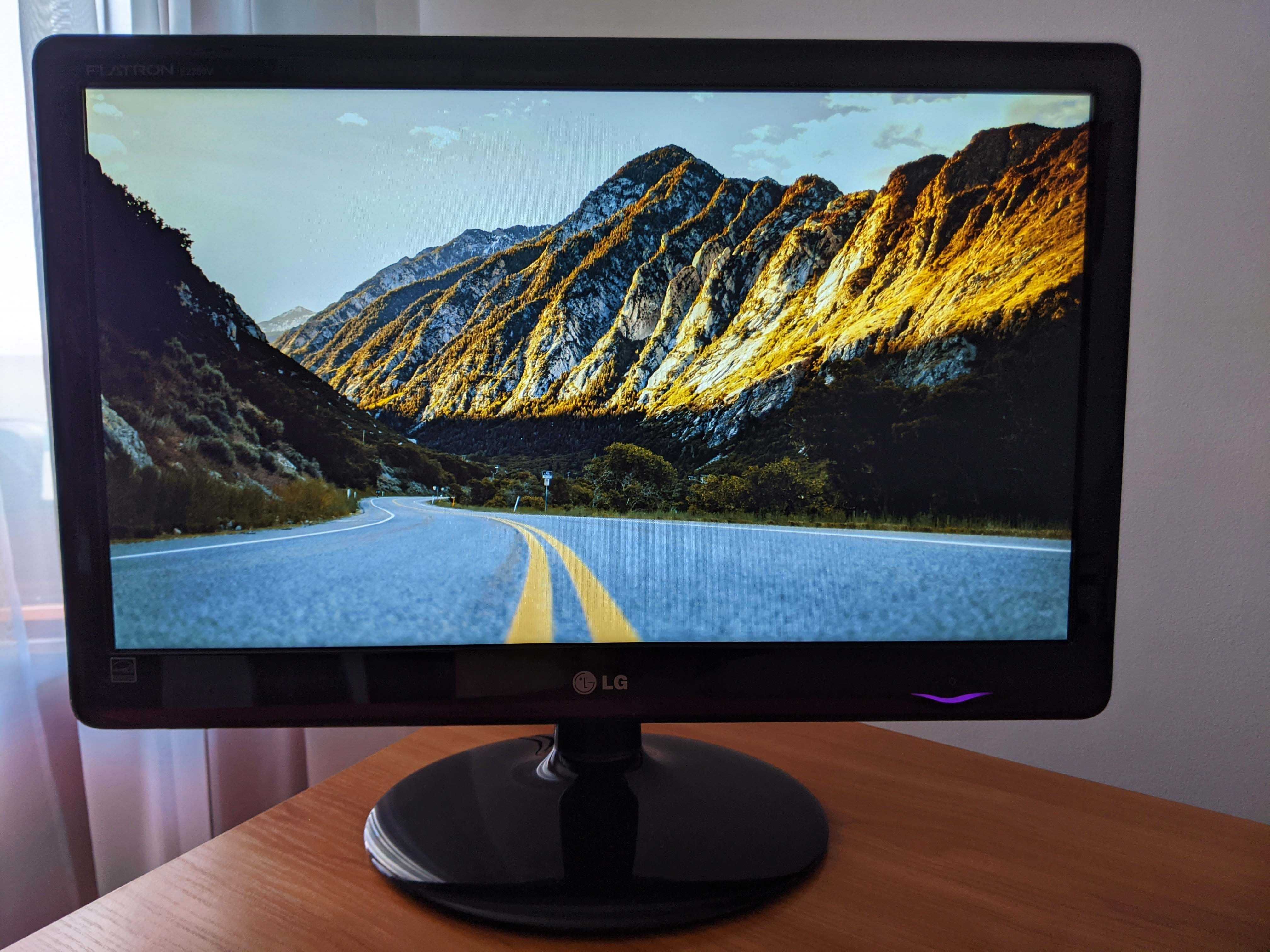 LED Монитор LG 22" FULLHD Перфектен