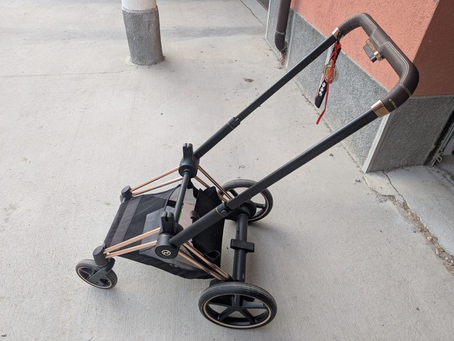 Cybex E-priam Rose Gold + Седалка и Зимно Чувалче Jeremу Scott