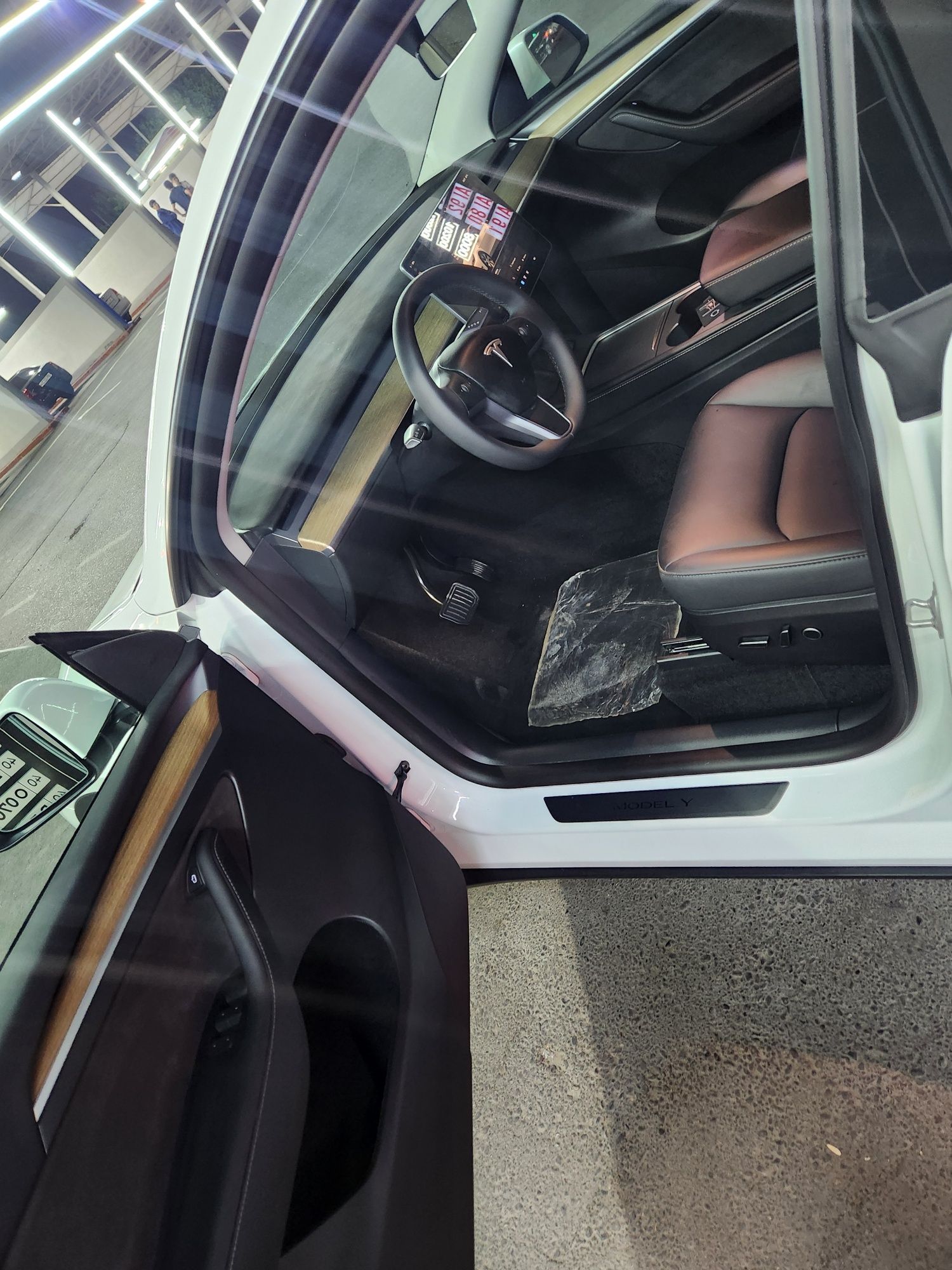 Tesla model Y 2024