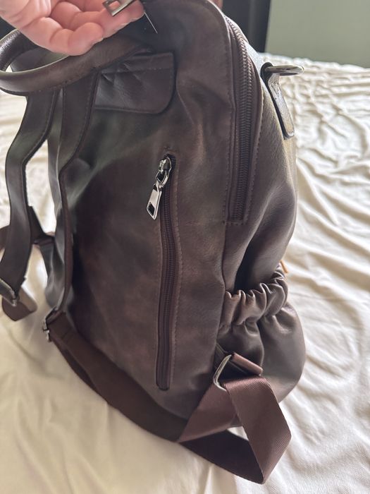 Дамска кожена раница с много джобове